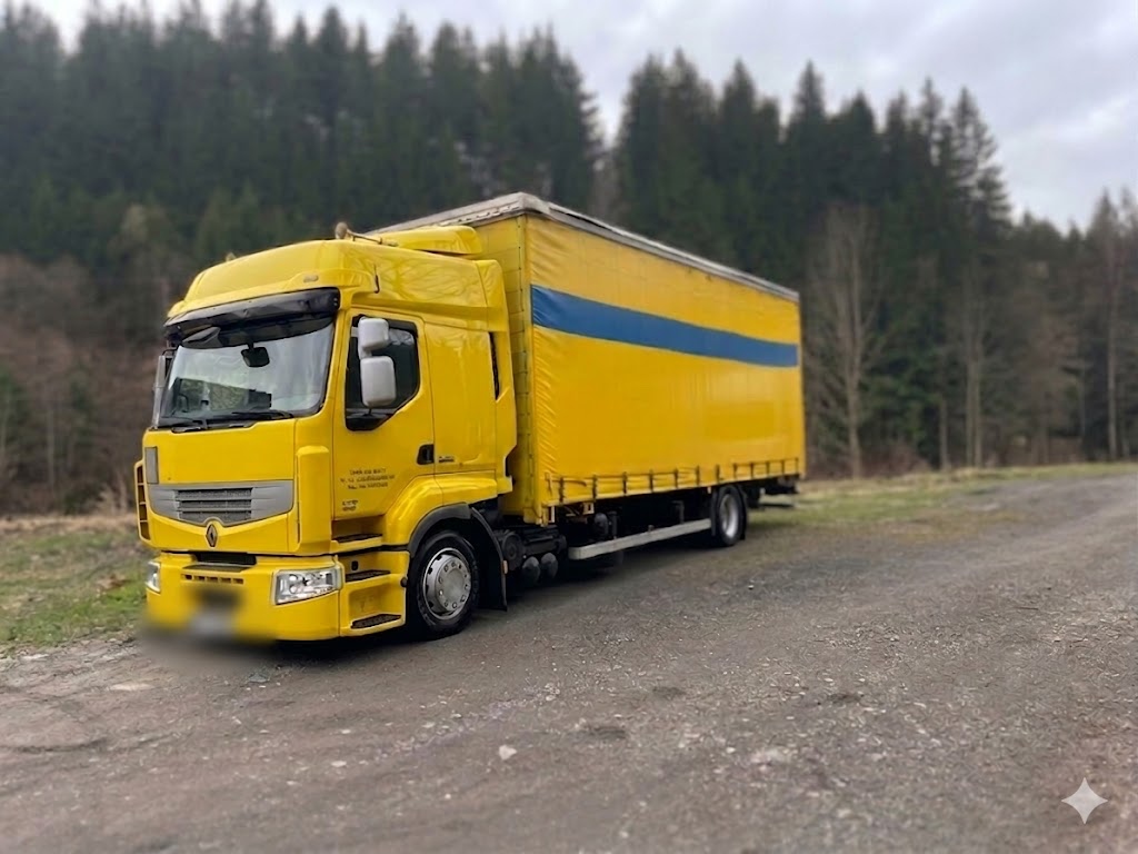 Žlutý náklaďák na cestě